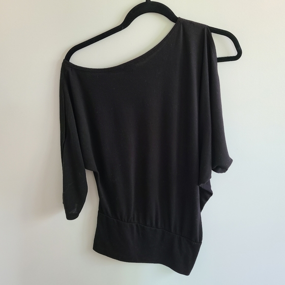 ✨️5 for $25✨️ Small Off The Shoulder 3/4 Sleeve Top - Picture 1 of 4